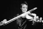 Laurie_Anderson_performingUS