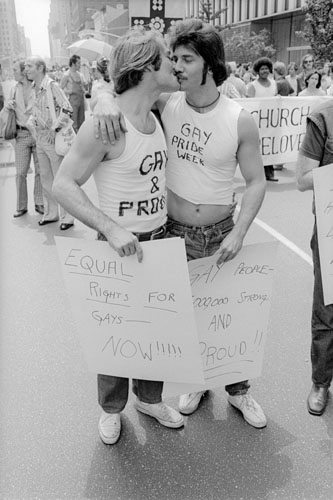 Gay_Pride_Parade_couple